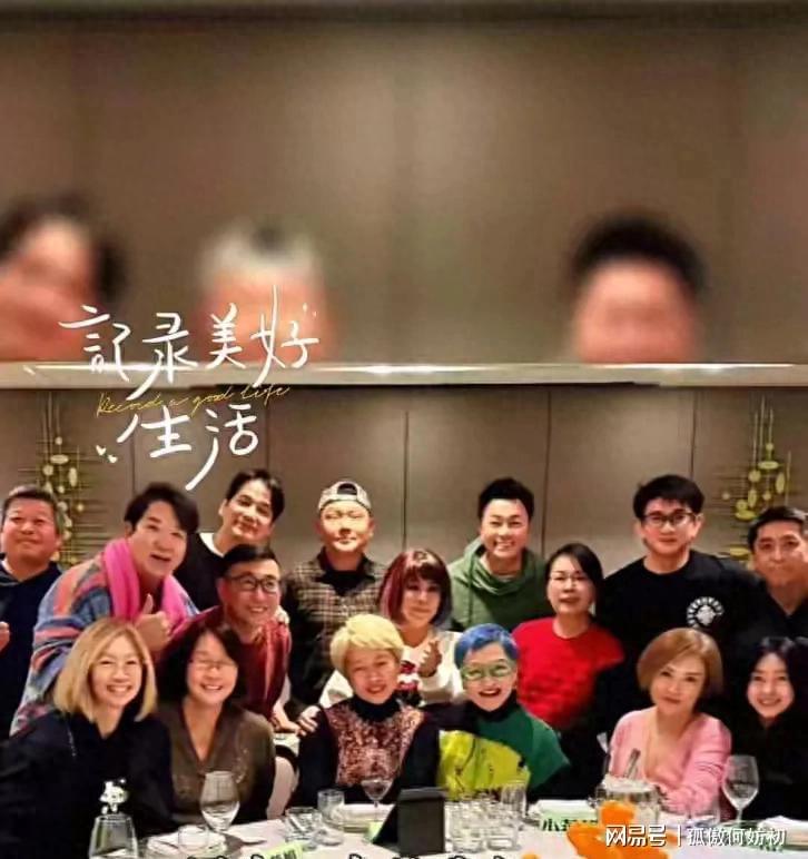 55岁吴奇隆参加同学聚会，头发乌黑茂密头大了一圈