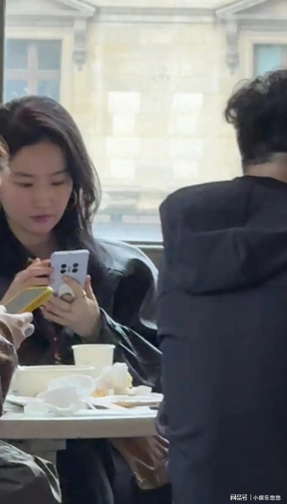 BOB半岛平台-路人镜头下的刘亦菲胖到不忍直视，手指头跟小柱子似的，好雷人！